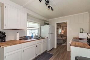 Fridge, microwave, oven, stovetop - Fisherman's Cottage, 3BR Lake Erie Retreat (Mentor)