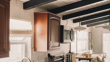 Full-size fridge, microwave, oven, stovetop