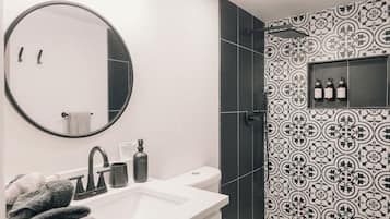 Luxury House, 5 Bedrooms, Kitchen | Bathroom