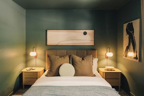 Luxury House, 5 Bedrooms, Kitchen | Premium bedding, down comforters, memory foam beds, desk - Zenobi Haus (Westminster)