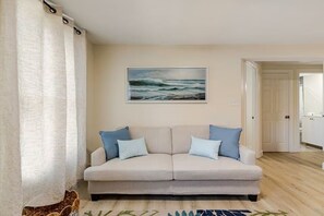 Smart TV - 2-bedroom corporate apartment in delightful Plymouth with AC (Plymouth)