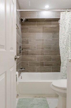 Hair dryer, towels, soap, toilet paper - 2-bedroom corporate apartment in delightful Plymouth with AC (Plymouth)