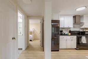 Private kitchen - 2-bedroom corporate apartment in delightful Plymouth with AC (Plymouth)