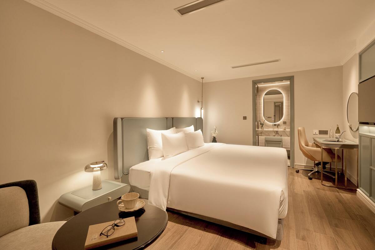 Ropa de cama de alta calidad, colchones con pillow-top y minibar 