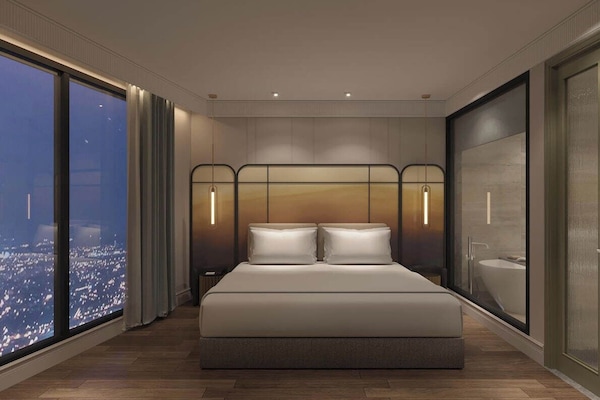 Solaria King | Premium bedding, pillowtop beds, minibar, in-room safe