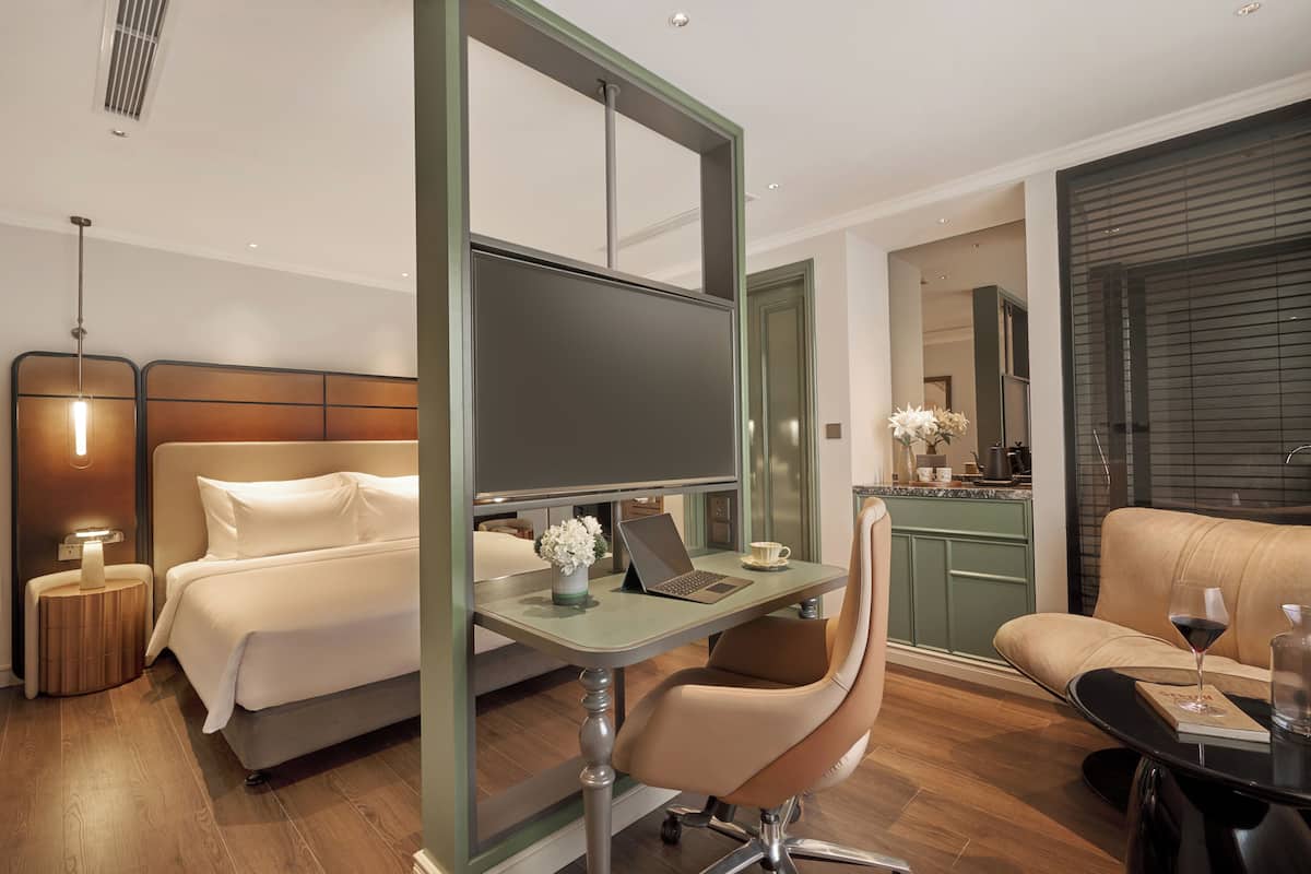 Ropa de cama de alta calidad, colchones con pillow-top y minibar 