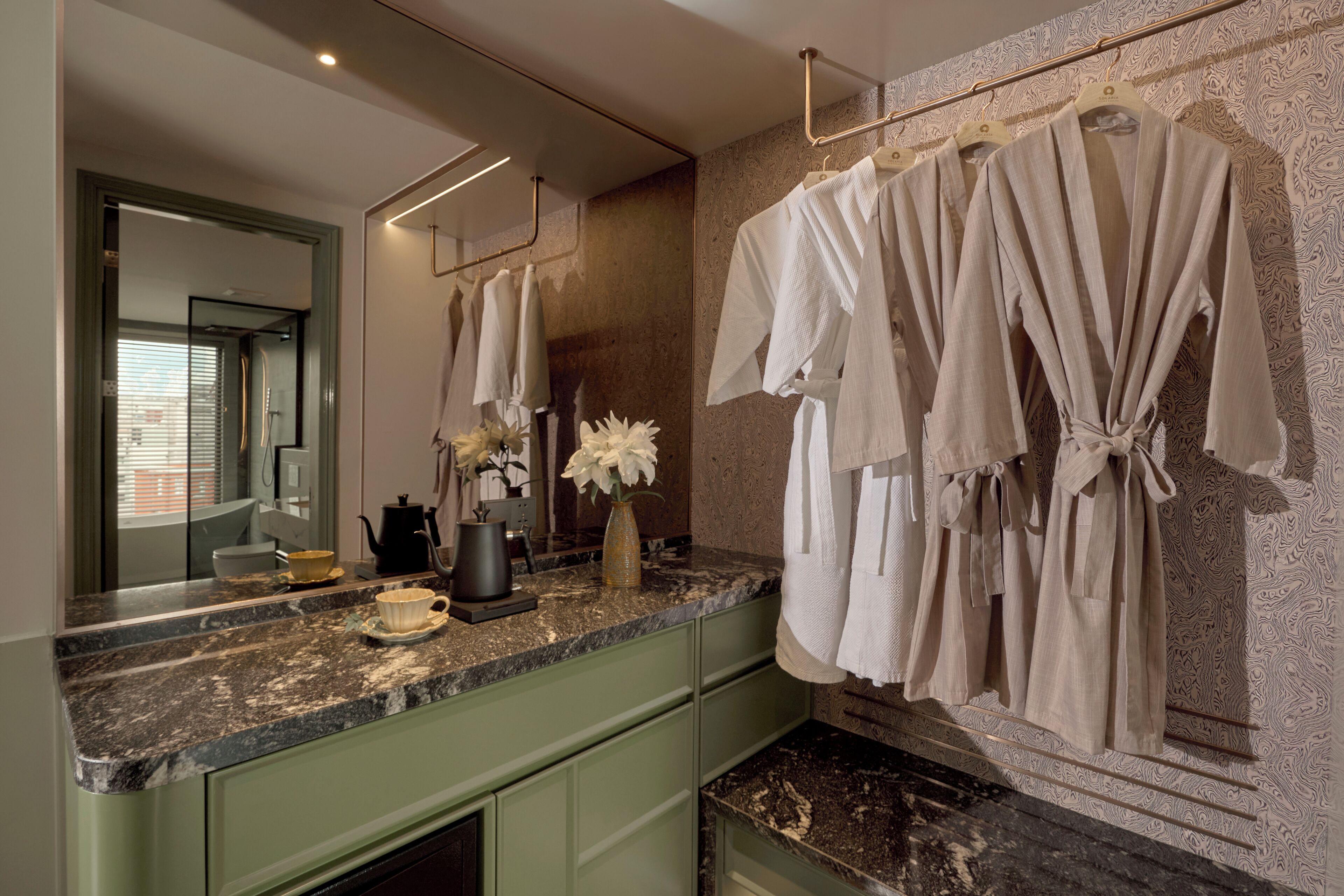 Solaria Double/Twin Street View | เครื่องนอนระดับพรีเมียม, เตียงพร้อมฟูกเสริมที่นอน, มินิบาร์
