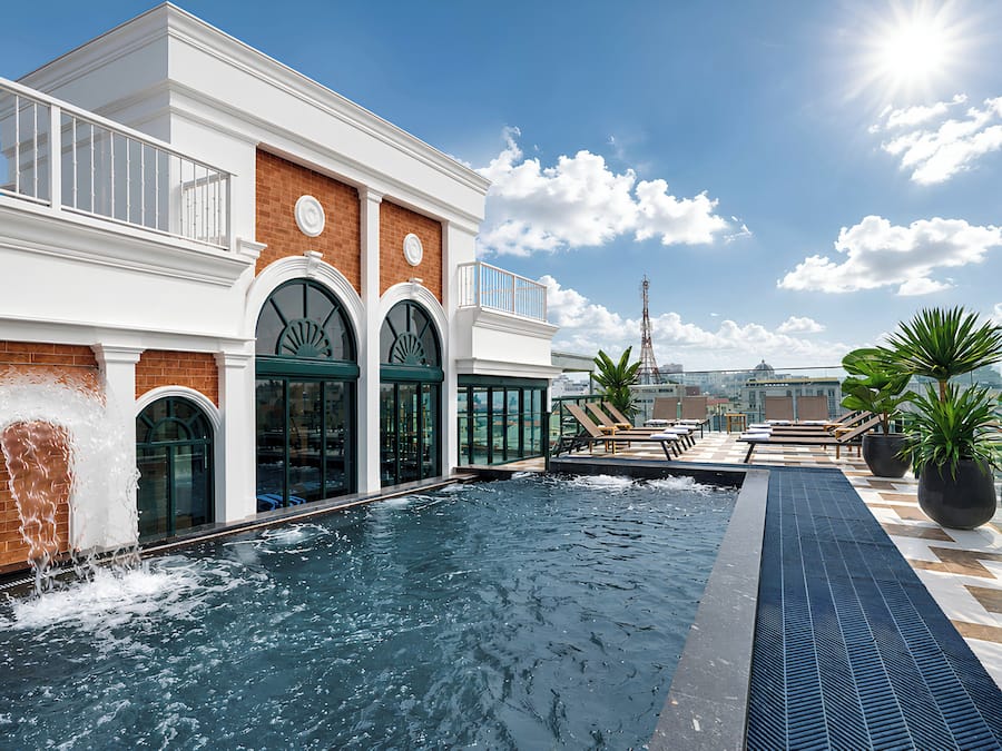 Piscina externa, funciona das 8h às 22h, guarda-sóis, espreguiçadeiras
