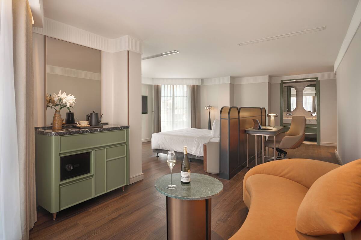 Ropa de cama de alta calidad, colchones con pillow-top y minibar 
