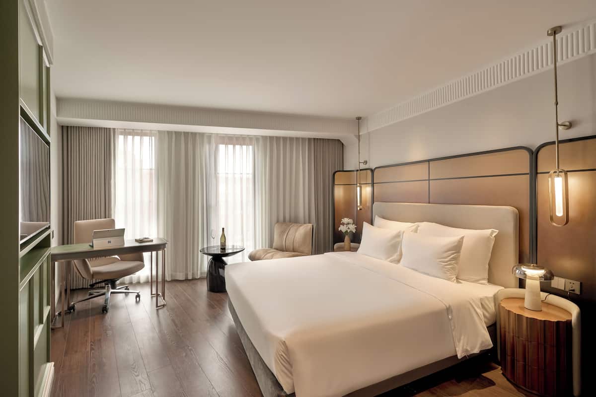 Ropa de cama de alta calidad, colchones con pillow-top y minibar 