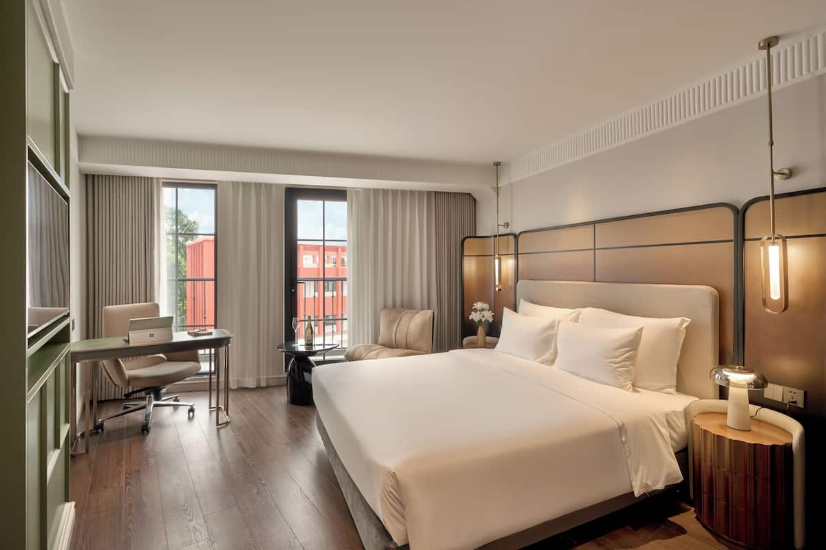 Ropa de cama de alta calidad, colchones con pillow-top y minibar 