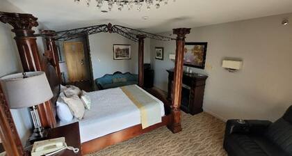 One Queen Bedded Main Lodge Hotel Room at Liscomb