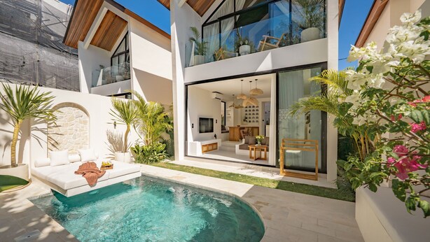 A modern house with a pool, a balcony, and a well-maintained garden. - Villa Nikki Uluwatu (Uluwatu)