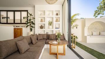 Vila superluxo, 1 cama King, vista para a piscina | Sala de estar | TV 55 polegadas com canais a cabo