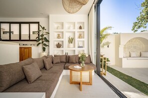 Vila superluxo, 1 cama King, vista para a piscina | Sala de estar | TV 55 polegadas com canais a cabo