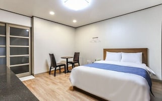 Deluxe Double Room | Desk, laptop workspace, free WiFi, bed sheets
