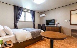 Deluxe Double Room | Desk, laptop workspace, free WiFi, bed sheets