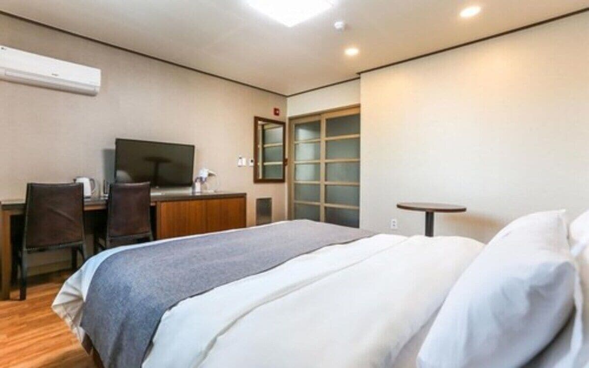 Deluxe Double Room | Desk, laptop workspace, free WiFi, bed sheets