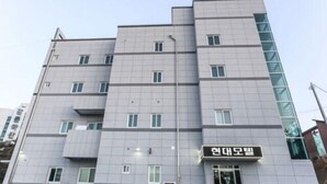 Un edificio de varios pisos con un letrero que indica que es un hotel.