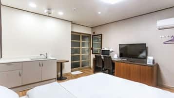 Kamar Double Deluks | Meja kerja, ruang kerja ramah laptop, Wi-Fi gratis, dan seprai linen