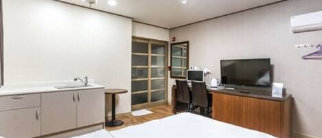 Deluxe Double Room | Desk, laptop workspace, free WiFi, bed sheets