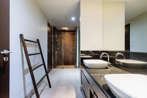 Een douche, een haardroger, een bidet