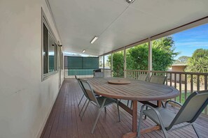 Outdoor dining - Crossroads Cottage | Close to Zoo, Charming & Cosy (Dubbo)