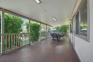 Outdoor dining - Crossroads Cottage | Close to Zoo, Charming & Cosy (Dubbo)