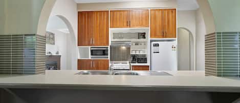 Refrigerador, microondas, horno y parrilla de estufa