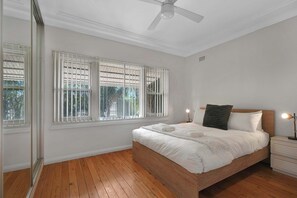 Room - Crossroads Cottage | Close to Zoo, Charming & Cosy (Dubbo)