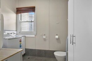 Bathroom - Crossroads Cottage | Close to Zoo, Charming & Cosy (Dubbo)
