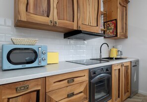 Frigorífico, microondas, horno y placa de cocina