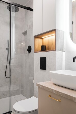 Dusche, Haartrockner, Handtücher