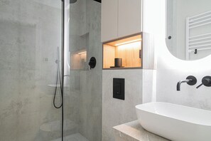 Een douche, een haardroger, handdoeken