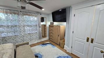 2 bedrooms, iron/ironing board, WiFi, bed sheets