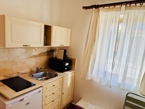 Fridge, microwave, oven, stovetop - Lagos beachfront studio apartment with pool (Lagos)