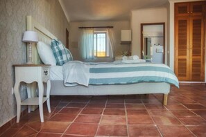 1 bedroom, iron/ironing board, WiFi, bed sheets - Lagos beachfront studio apartment with pool (Lagos)