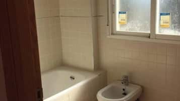 Een douche, een haardroger, handdoeken