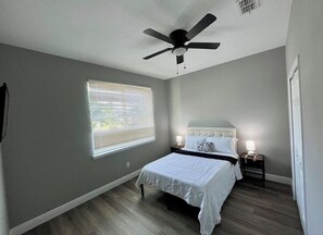 Tabla de planchar con plancha, wifi, ropa de cama
