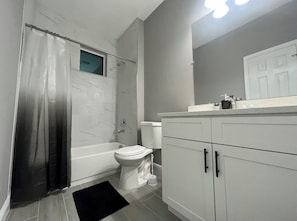 Douche, sèche-cheveux, serviettes fournies, savon