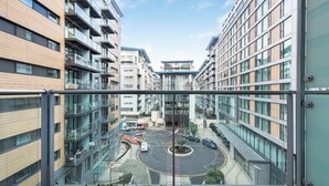 Ein moderner Wohnkomplex in der Stadt mit mehreren Hochhäusern, einer zentralen Kreisverkehr und einem Blick vom Balkon.