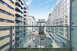 Ein moderner Wohnkomplex in der Stadt mit mehreren Hochhäusern, einer zentralen Kreisverkehr und einem Blick vom Balkon.