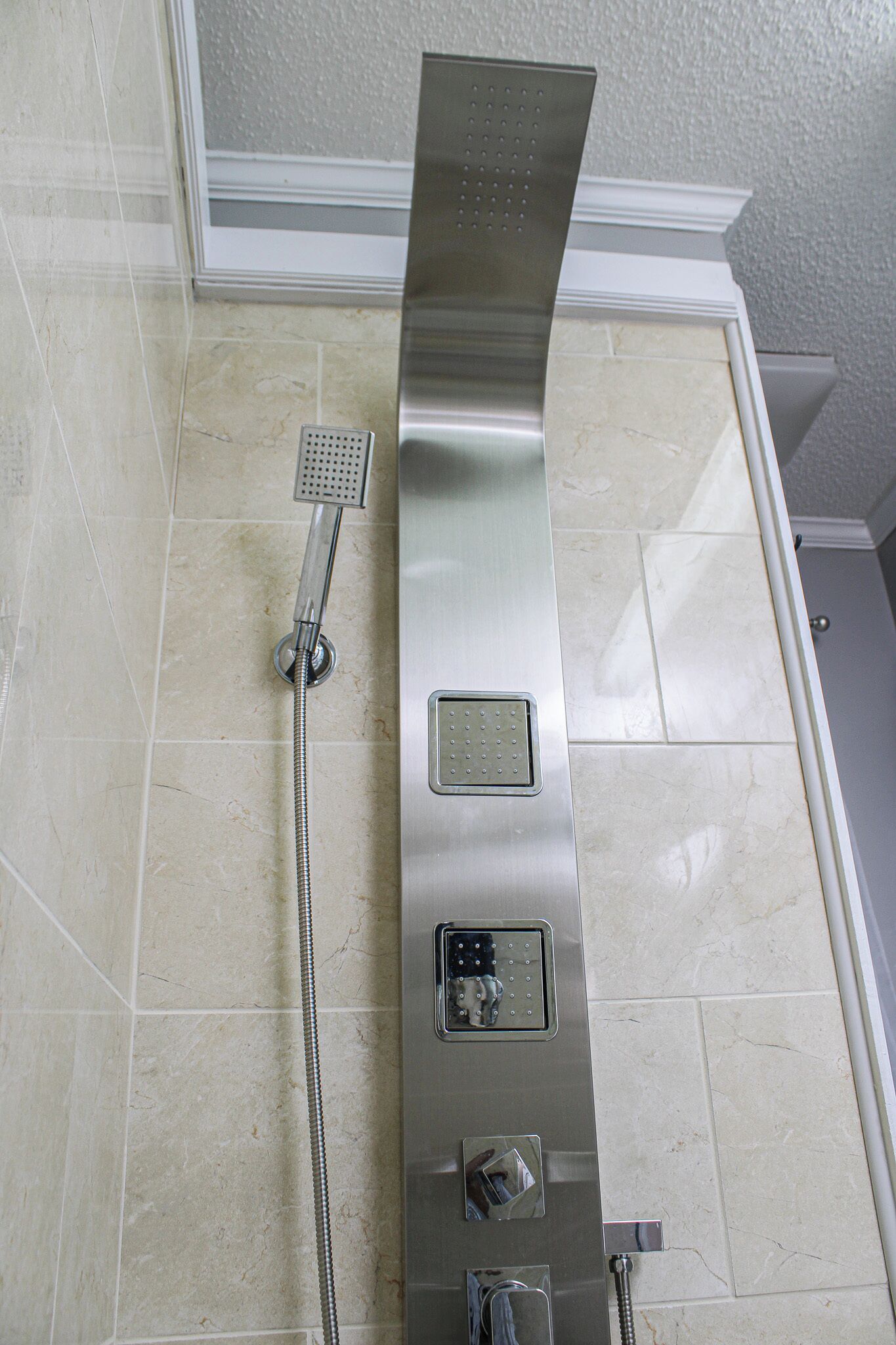 Douche, séchoir à cheveux, serviettes fournies, savon