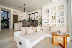 Luxe villa, 1 kingsize bed, uitzicht op zwembad | Woonkamer | Een 55-inch televisie met kabelzenders