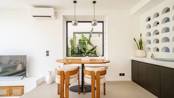 Luxe villa, 1 kingsize bed, uitzicht op zwembad | Dineerruimte