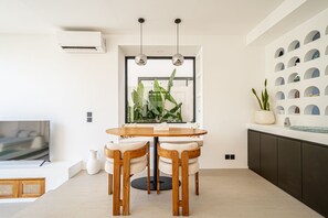 Villa Luxe, 1 très grand lit, vue piscine | Salle à manger