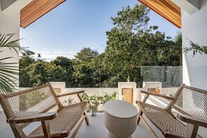 Luxe villa, 1 kingsize bed, uitzicht op zwembad | Balkon