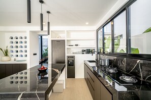 Villa Luxe, 1 très grand lit, vue piscine | Cuisine privée | Cafetière/bouilloire, bouilloire électrique