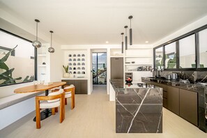 Luxe villa, 1 kingsize bed, uitzicht op zwembad | Privékeuken | Een koffiezetapparaat/waterkoker, een waterkoker
