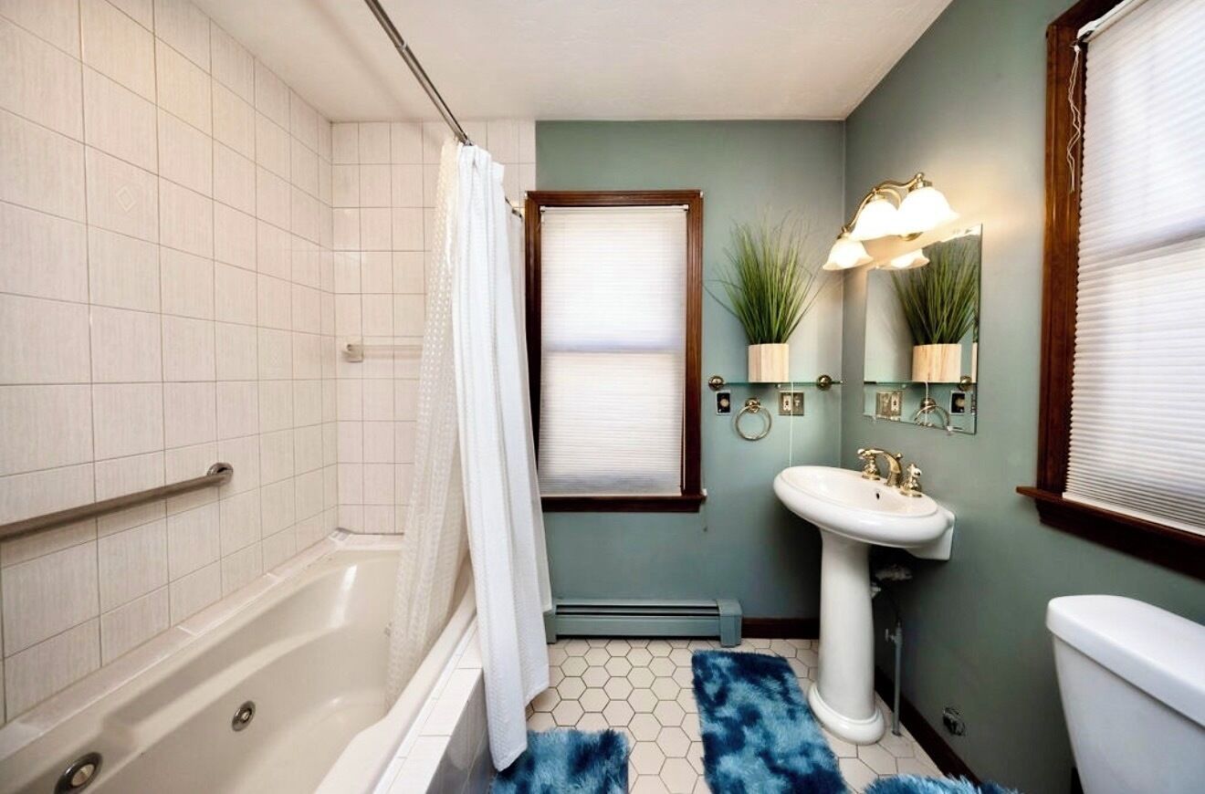 Jetted bath, hair dryer, towels, soap